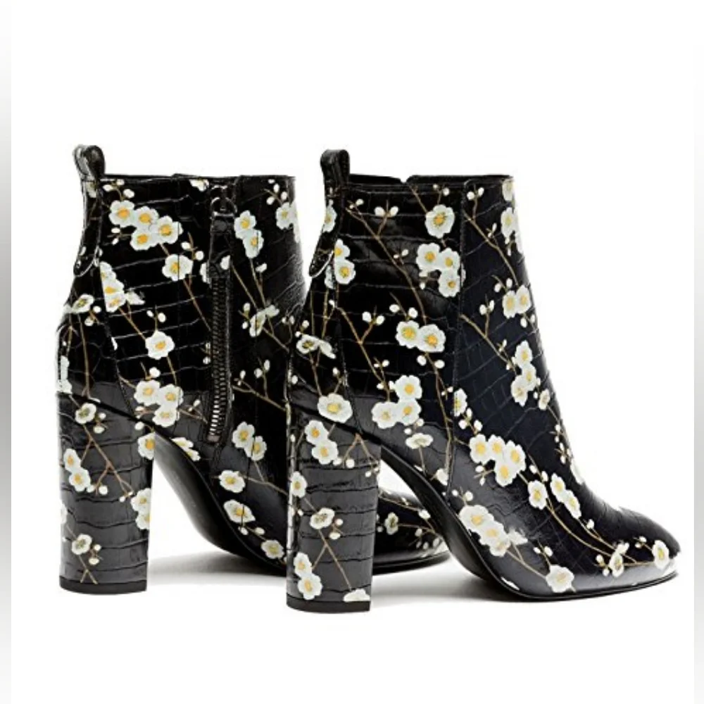 Massimo Dutti Zara Leather Ankle Boots with flowers US 7.5 - Picture 13 of 13